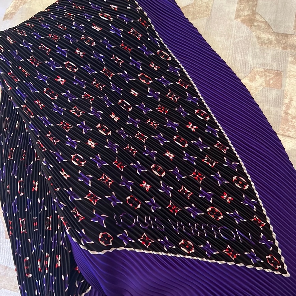 Pleated Louis Vuitton silk shawl with blossom pattern reversible